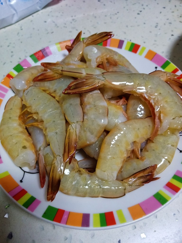 鲜虾瑶柱粥,在等待的过程中,把虾皮剥掉,以便吃的时候不用吐虾皮☺如果不剥掉虾皮也是可以的。个人喜好。