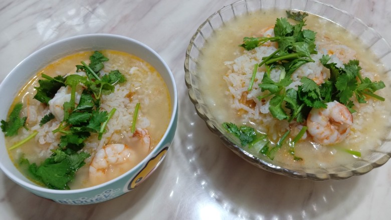 鲜虾瑶柱粥,不一会,粥煮好了。盛碗 加入一点<a style='color:red;display:inline-block;' href='/shicai/ 131'>香菜</a>。即可食用。大功告成啦