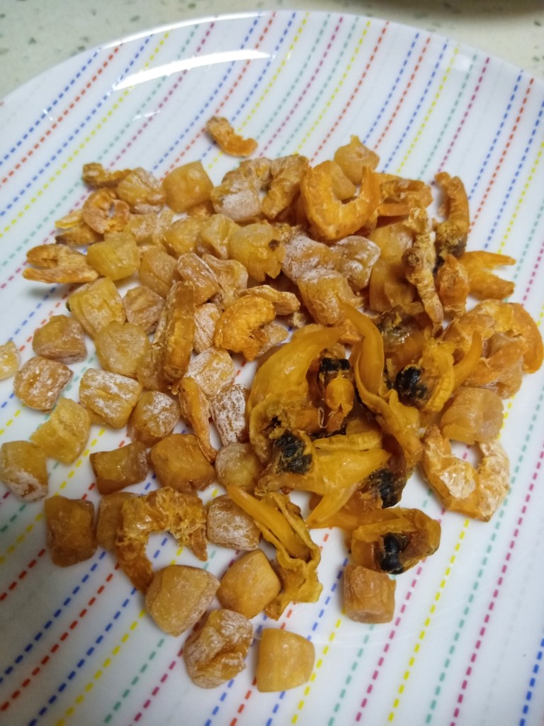鲜虾瑶柱粥,干货必须泡水,洗净。里面很多沙子。