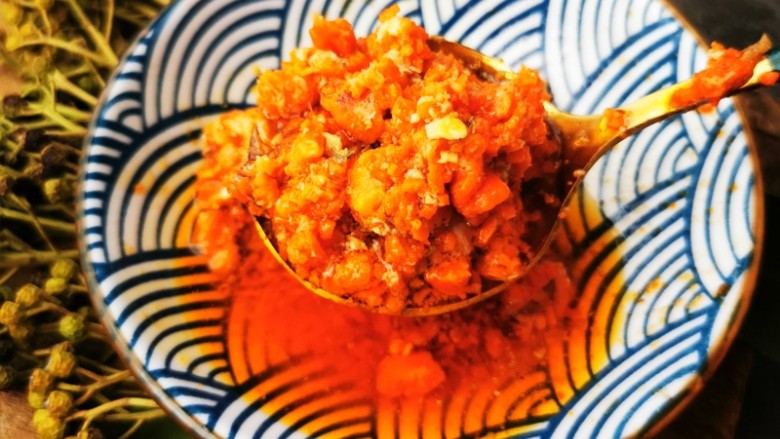 秃黄油面条,熬好的秃黄油,放冰箱可以,佐餐,涂抹面包,馒头等。