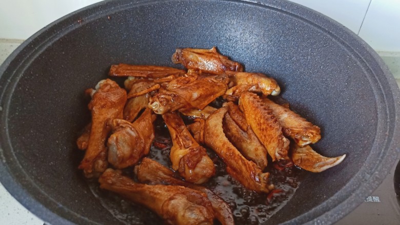 红烧鸭翅,将酱料裹满鸭翅,翻炒均匀。