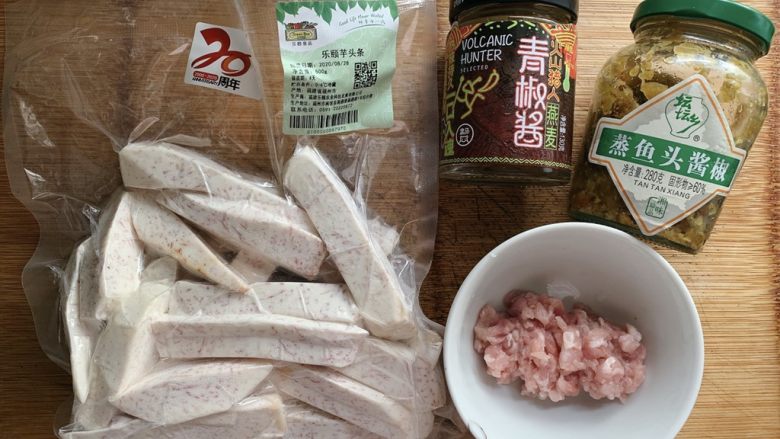 剁椒蒸芋头,食材如图,适量示意。