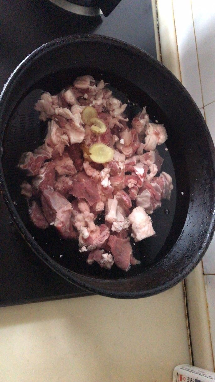 红烧牛肉,冷水下过,加入姜片,打水抄