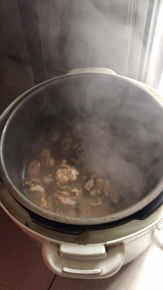 红烧牛肉,2分钟后,倒入高压锅中,加盐
