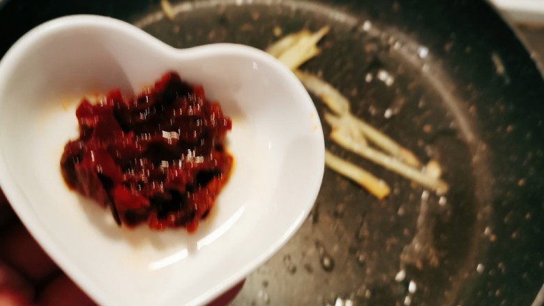 酱爆猪肝,起油锅,放入食用油,油热后放入姜丝炒出香味,放入<a style='color:red;display:inline-block;' href='/shicai/ 705'>豆瓣酱</a>。