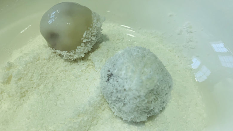紫薯椰蓉球,捞起,沥干水,放入椰蓉中,均匀的沾上椰蓉