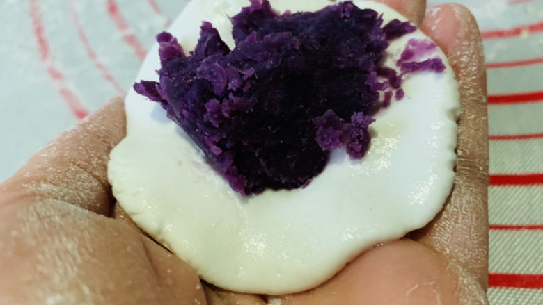 紫薯椰蓉球,用手压扁,加紫薯泥