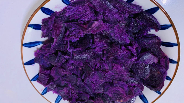紫薯椰蓉球,大火冷水上锅蒸20分钟,取出