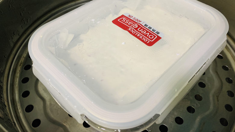糯米紫薯糕,盖上碗盖,大火冷水上锅蒸25分钟