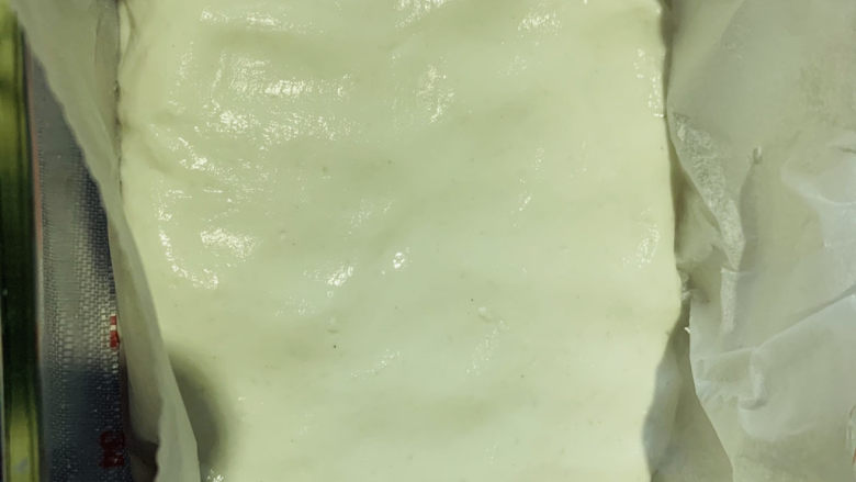 糯米紫薯糕,准备一个碗,铺上油纸,放入一层糯米团
