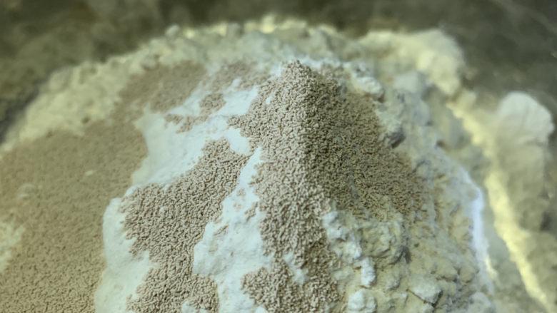 南瓜紫薯包,加酵母粉,搅拌均匀