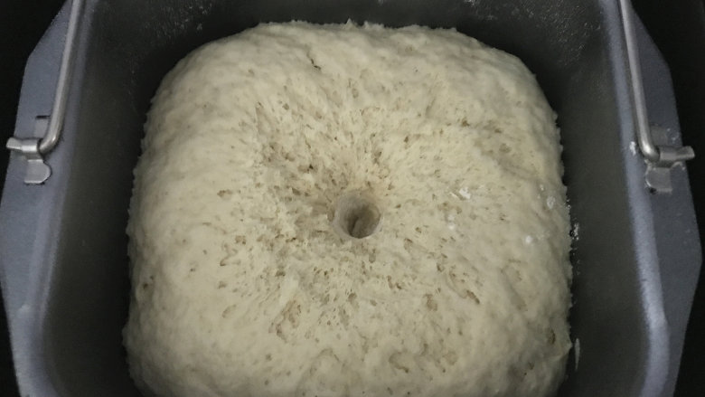 花朵馒头,至原来的2两倍大时,用手指蘸粉戳个洞,表面不回缩不塌陷,拨开来有很多的蜂窝气孔,就说明发酵成功了