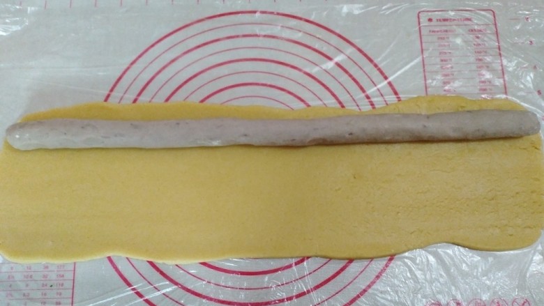 香芋酥,用擀面杖擀开,放上香芋泥条卷起,尽量卷紧,然后稍按扁