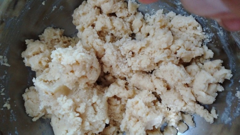 香芋酥,翻拌均匀,没有干粉,然后用手揉成团