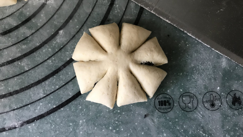 花朵馒头,轻轻按扁,再用刮板均匀切成8分等份;注意中间不要切断哦,如图所示