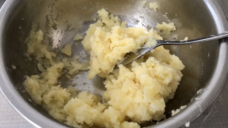 芝士焗土豆泥,用勺子或叉子碾成土豆泥,喜欢颗粒感的可以不用碾的太细,