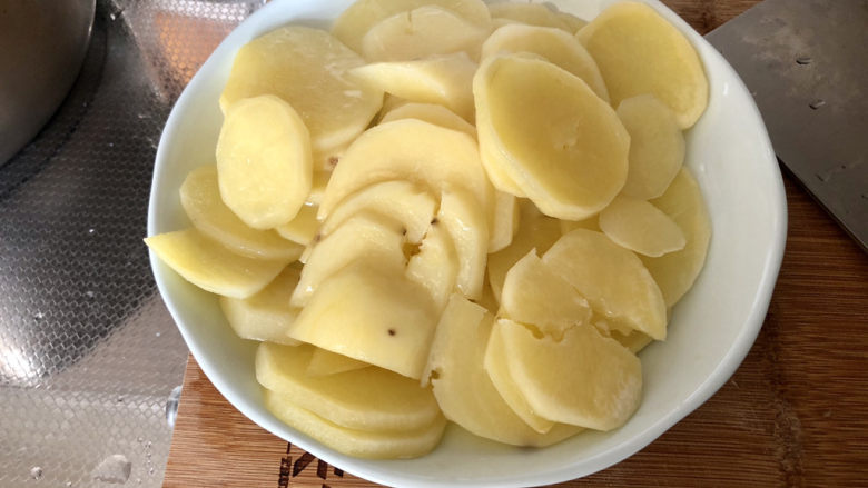 芝士焗土豆泥,蒸好的土豆取出,小心烫