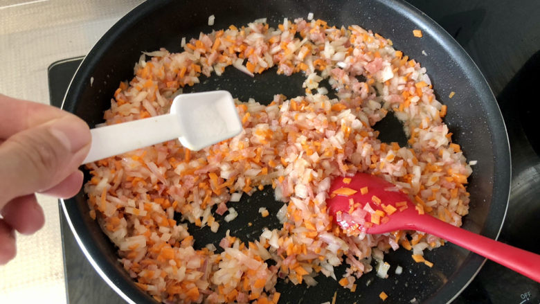芝士焗土豆泥,根据个人口味,加入少许食盐翻炒均匀