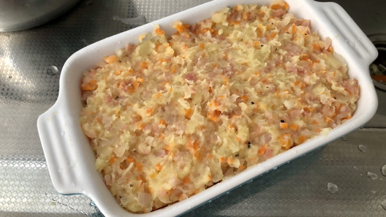 芝士焗土豆泥,取一个烤盘或烤碗,加入土豆泥,铺平