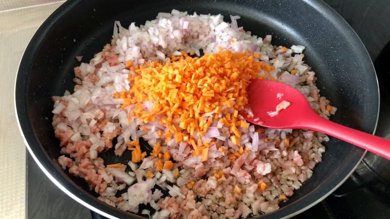 芝士焗土豆泥,加入胡萝卜碎,继续翻炒一两分钟