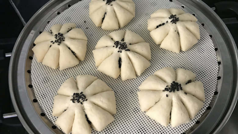花朵馒头,全部做好后,放入蒸锅中;不要开火,进行二次醒发