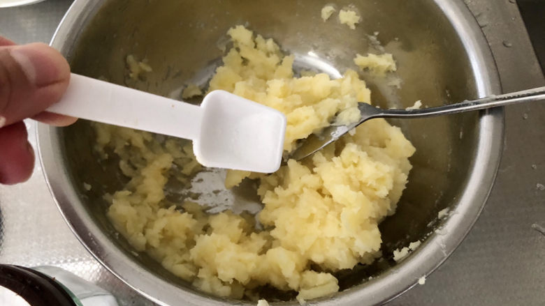 芝士焗土豆泥,加入剩余5g黄油,少许食盐,翻拌均匀