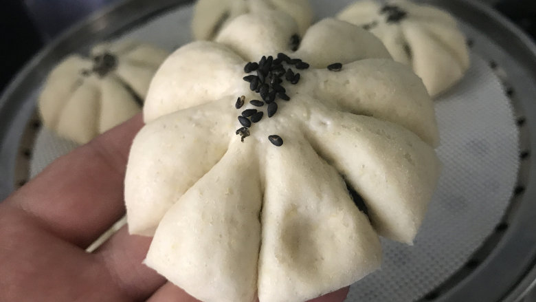 花朵馒头,发至1.5~2倍大时,轻轻摁下不会明显回弹,或拿起来轻飘飘地,就是醒发好了