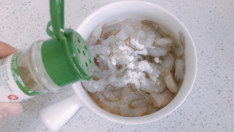 冬瓜炒虾仁,加入适量的胡椒粉,抓匀腌制。