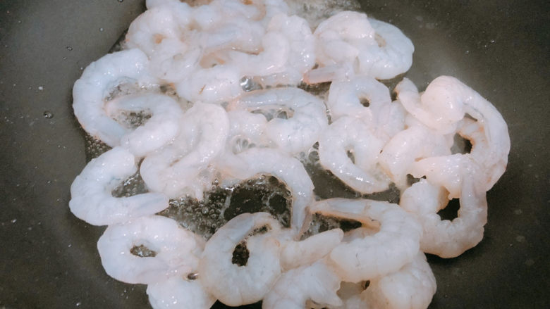 冬瓜炒虾仁,锅内热油,倒入虾仁。