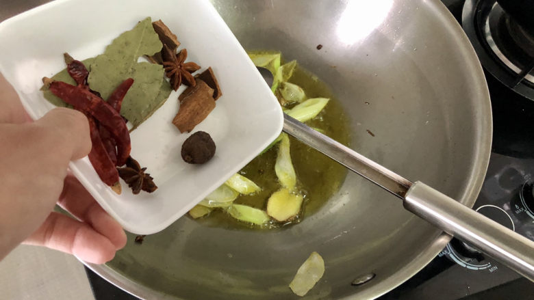 胡萝卜炖牛腩,加入干辣椒八角桂皮香叶草果,炒香
