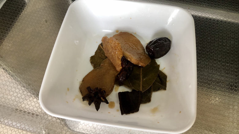 胡萝卜炖牛腩,煮的差不多,捞出香料