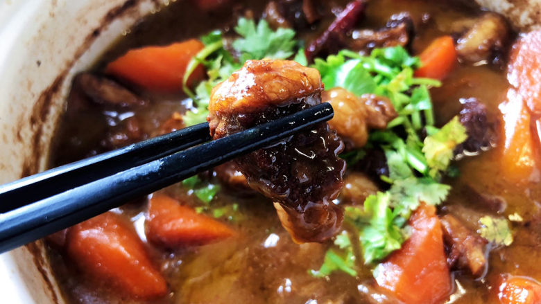 胡萝卜炖牛腩,这道胡萝卜炖牛肉,营养丰富,牛肉又香又嫩,胡萝卜入味多汁,实在太好吃了😋喜欢的小伙伴们快来试试看吧😄