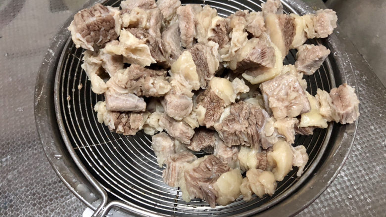 胡萝卜炖牛腩,捞出,热水冲洗掉浮末,沥水备用