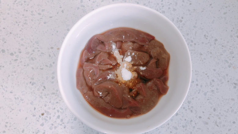 酱爆猪肝,猪肝加入生粉,胡椒粉和盐,抓匀腌制。