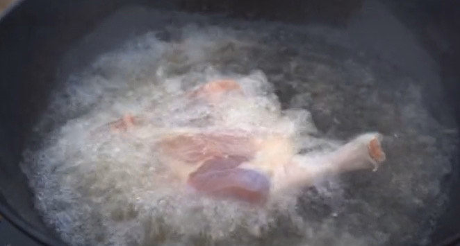 酱鸭腿,鸭腿洗干净,表面水分给它擦干,然后下油锅炸。这个就是我家酱鸭腿和一般酱鸭腿不同,鸭腿经过高温油炸下,鸭腿的肉质会变得更紧密,鸭皮会变得带点酥脆感。
