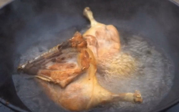 酱鸭腿,加入鸭腿,加入少量清水,刚好没过鸭腿就行