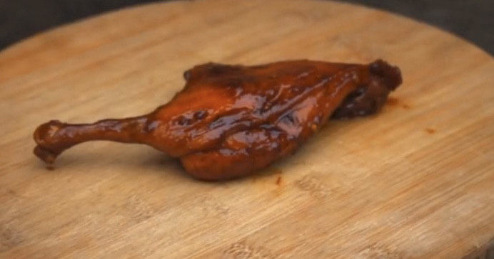 酱鸭腿,做好的鸭腿你可以直接抱着啃,也可以切成块,便于一家人分享