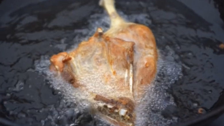 酱鸭腿,炸的时间不能太久,鸭皮开始变黄就差不多了