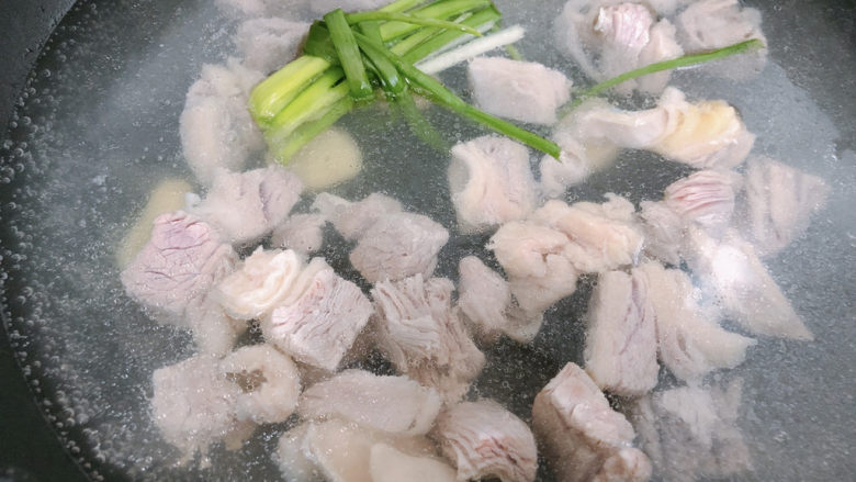 胡萝卜炖牛腩,锅内烧开水之后,放入牛腩,葱结和姜,加入<a style='color:red;display:inline-block;' href='/shicai/ 718'>料酒</a>,出去浮末和血水,捞出来备用。