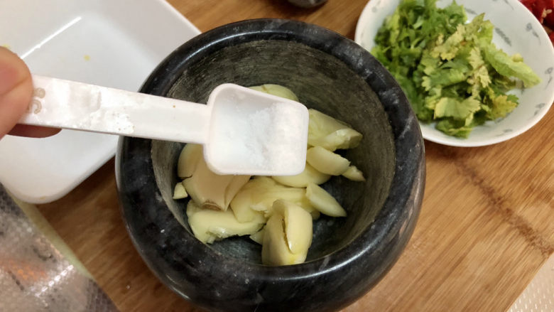 蒜蓉茄子,蒜拍一下,放入蒜臼,加少许食盐