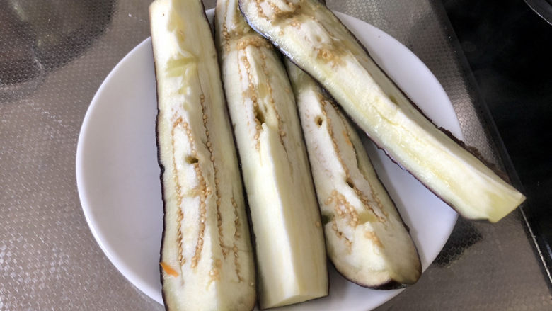 蒜蓉茄子,蒸好的茄子取出,