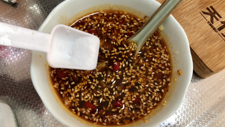 蒜蓉茄子,两汤匙凉开水,搅拌均匀,尝下咸淡,根据个人口味添加少许食盐