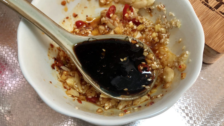 蒜蓉茄子,调味:两汤匙<a style='color:red;display:inline-block;' href='/shicai/ 788'>生抽</a>