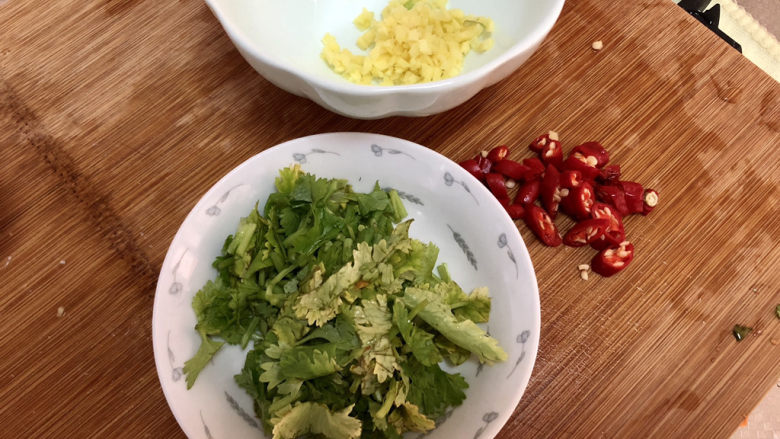 蒜蓉茄子,改刀:姜切末,小米辣切小圈,香菜切碎