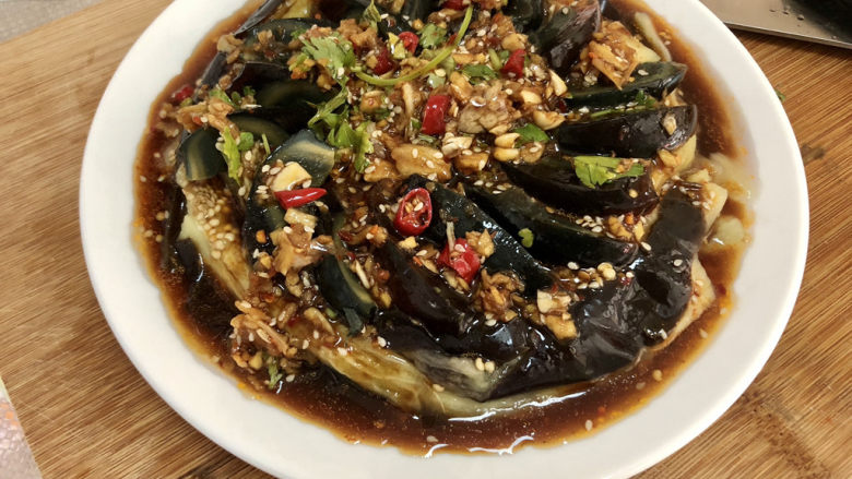 蒜蓉茄子,最后浇上调味汁,撒上小米辣香菜即可