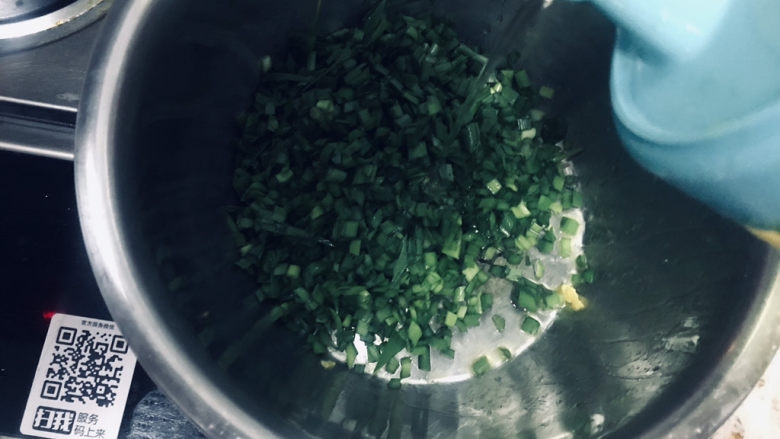 韭菜鸡蛋春卷,韭菜切碎先加入适量的油,锁住水分