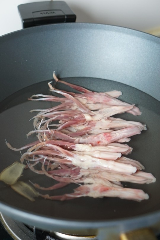 香辣鸭舌,鸭舌冷水下锅,加入<a style='color:red;display:inline-block;' href='/shicai/ 37'>姜</a>片料酒去腥