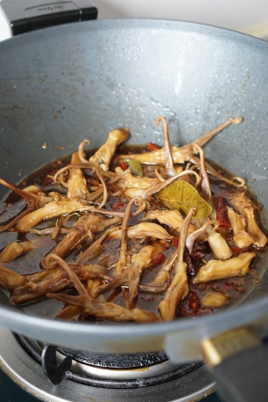 香辣鸭舌,盖上盖子煮20分钟左右关火,浸泡一个晚上更入味哦!
等不了那么久的话至少浸泡两个小时以上
