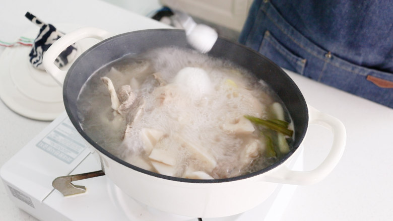 莲藕筒骨汤,炖好后,放入一勺食盐调味
