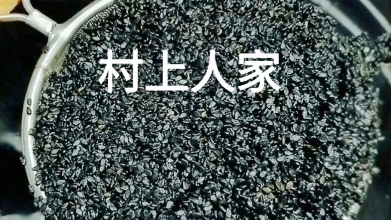 【九蒸九晒黑芝麻丸】拯救肾气不足的你,✨1、清水浸泡冲洗
这步很关键。因为还有一个筛选的过程,将一些浮在水面的不饱满的颗粒捞掉,浮在上面的芝麻是不能要的。